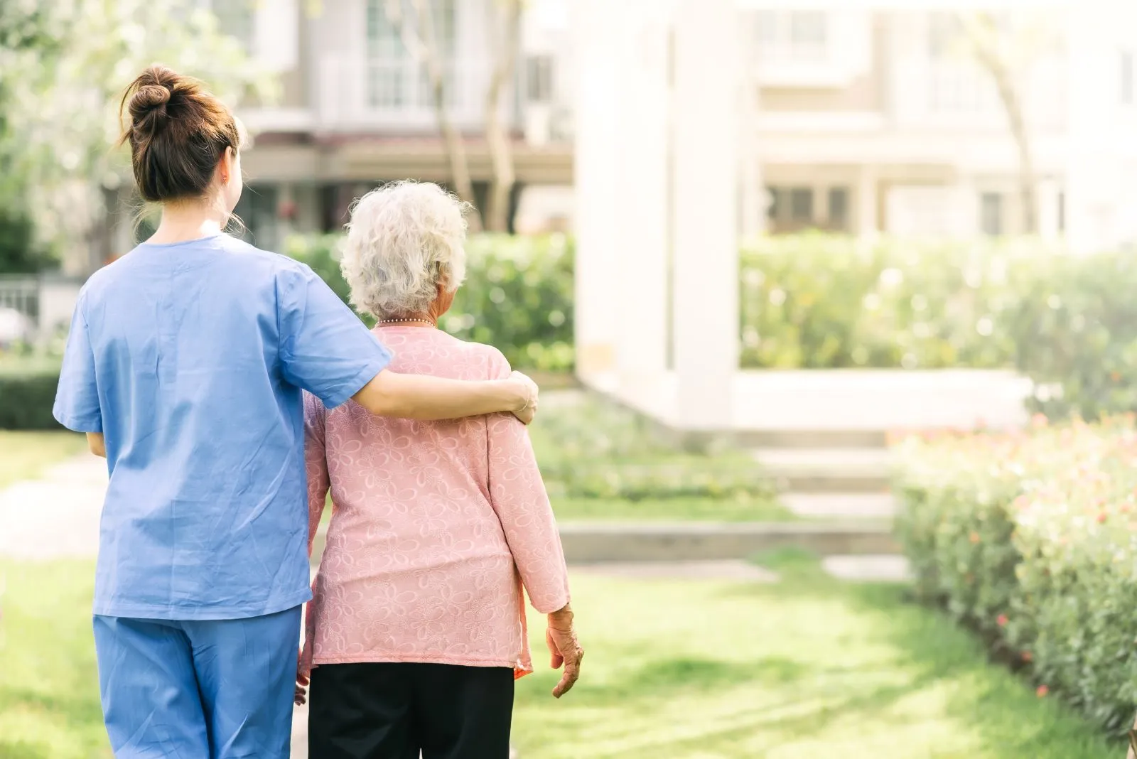 A Visiting Angels carer providing Alzheimer’s care to an elderly woman at home in Abingdon, Oxfordshire — compassionate, professional, CQC Good rated home care