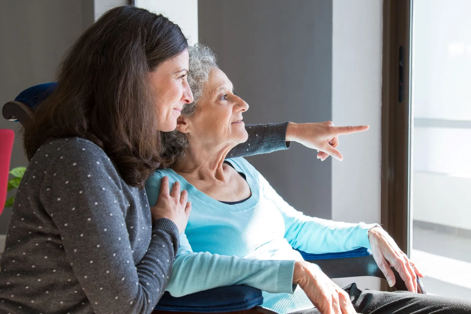 A Visiting Angels carer providing Alzheimer’s care services to an elderly woman at home in Kidlington, Oxfordshire — compassionate, professional, CQC Good rated home care