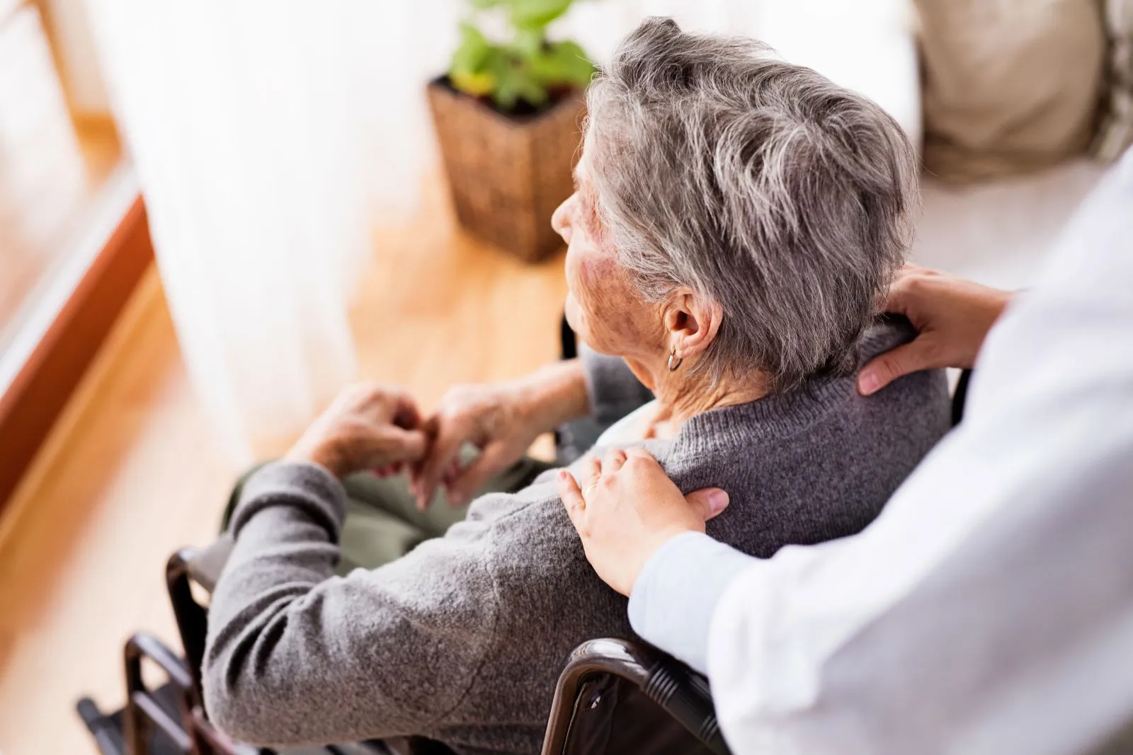 A Visiting Angels carer providing live‑in care to an elderly woman in Oxford, Oxfordshire — compassionate, professional, CQC rated home care